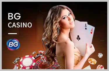 Hình ảnh casino trực tuyến với bàn Baccarat và dealer xinh đẹp